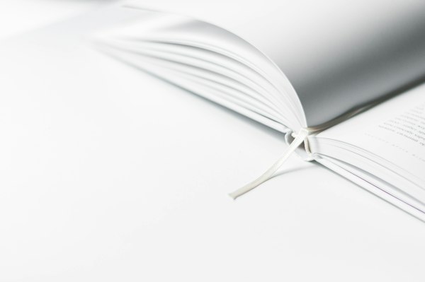 Archivboxen mit Dokumenten