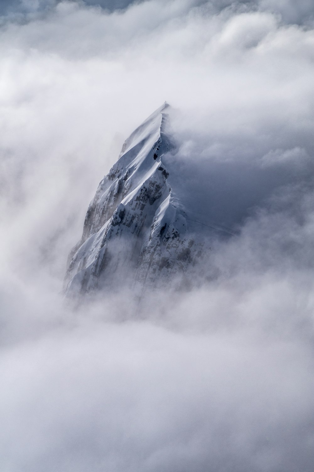 Vue aérienne d’une montagne enneigée