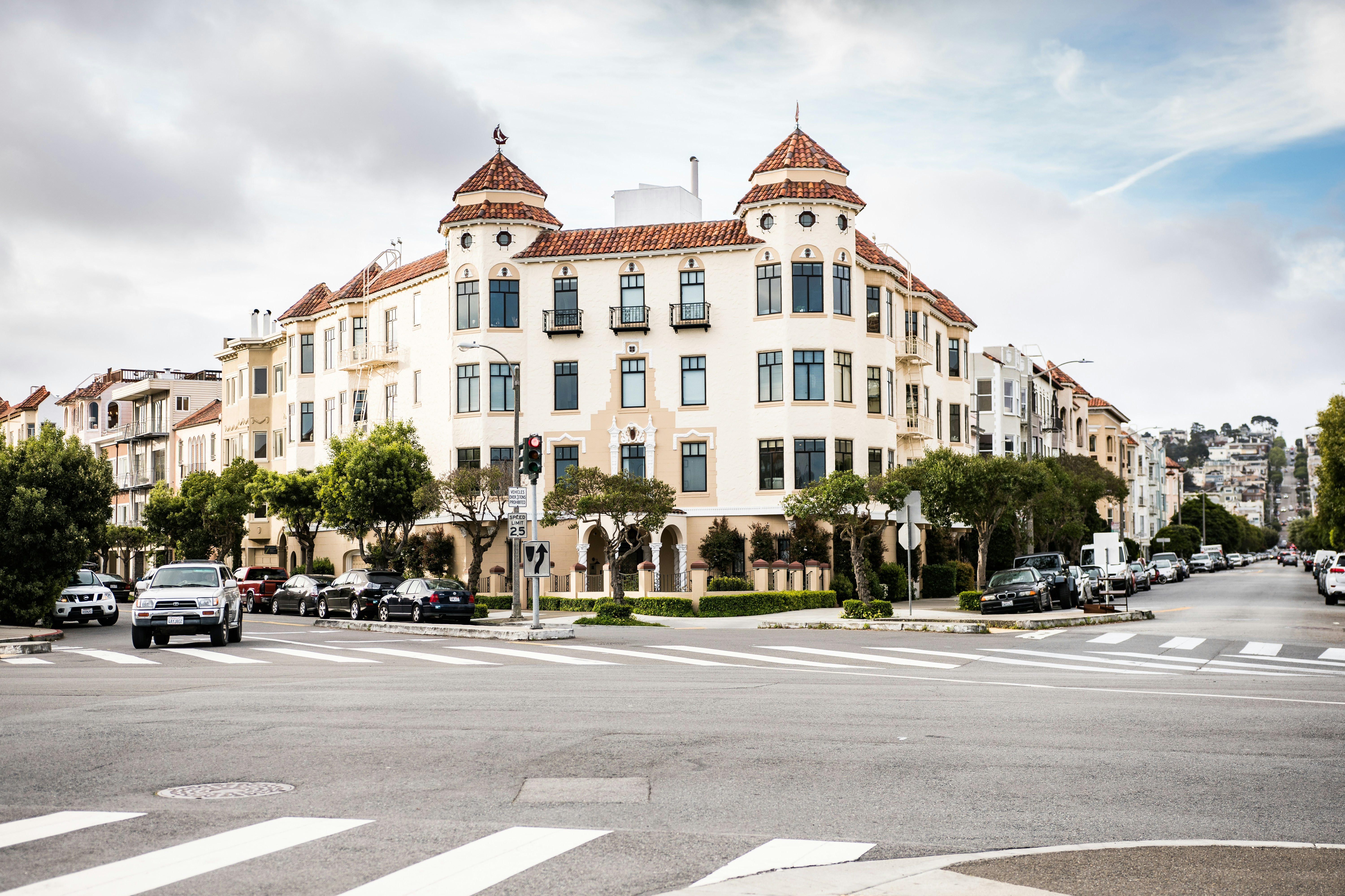 white building, We arrived the evening before and woke up at 5a.m. because of jet lag. We thought: Why don’t we just start sightseeing when we are awake? So we startet walking and just enjoyed the morning vibes of San Francisco. The best start of a trip you can imagine.