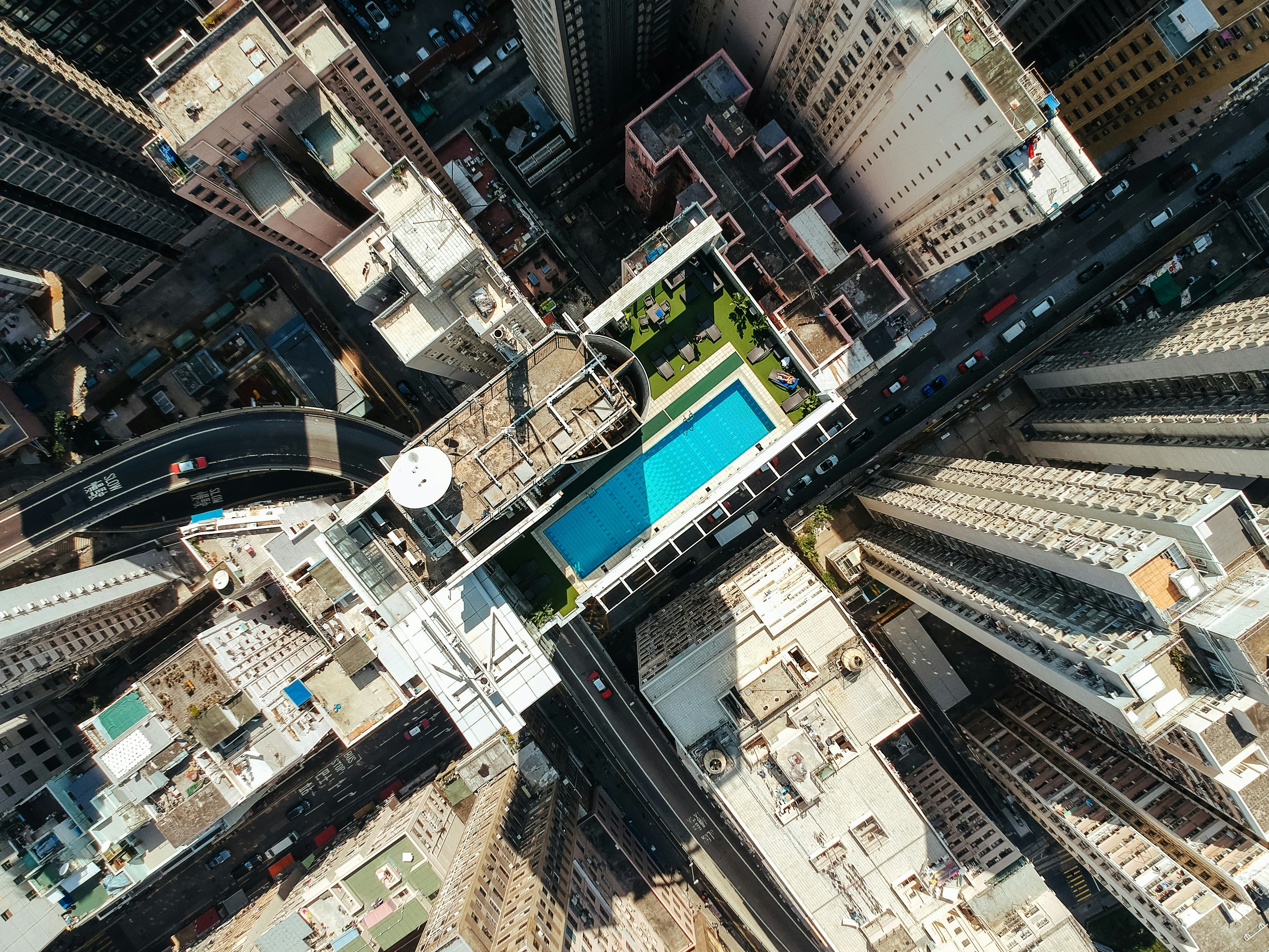 photo-1527187739440-b0692c9d5821?ixid=M3wxMjA3fDB8MXxzZWFyY2h8NHx8bHV4dXJ5JTIwcGVudGhvdXNlfGVufDB8fHx8MTc0MTAzMDE2MHww\u0026ixlib=rb-4.0.3