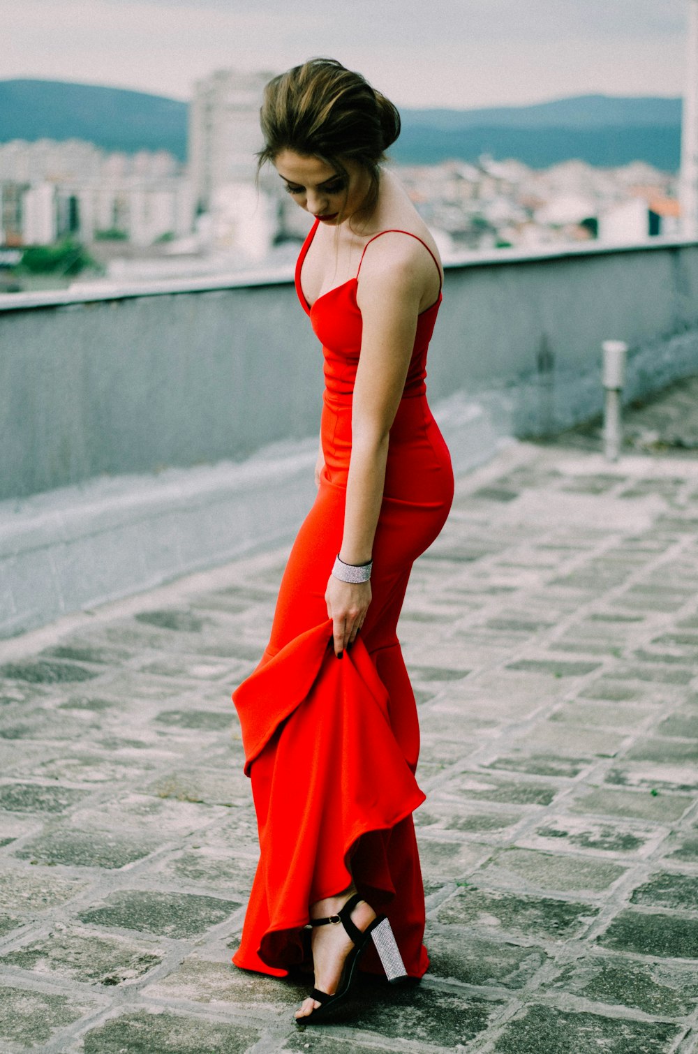 赤いスパゲッティストラップドレスを着た女性