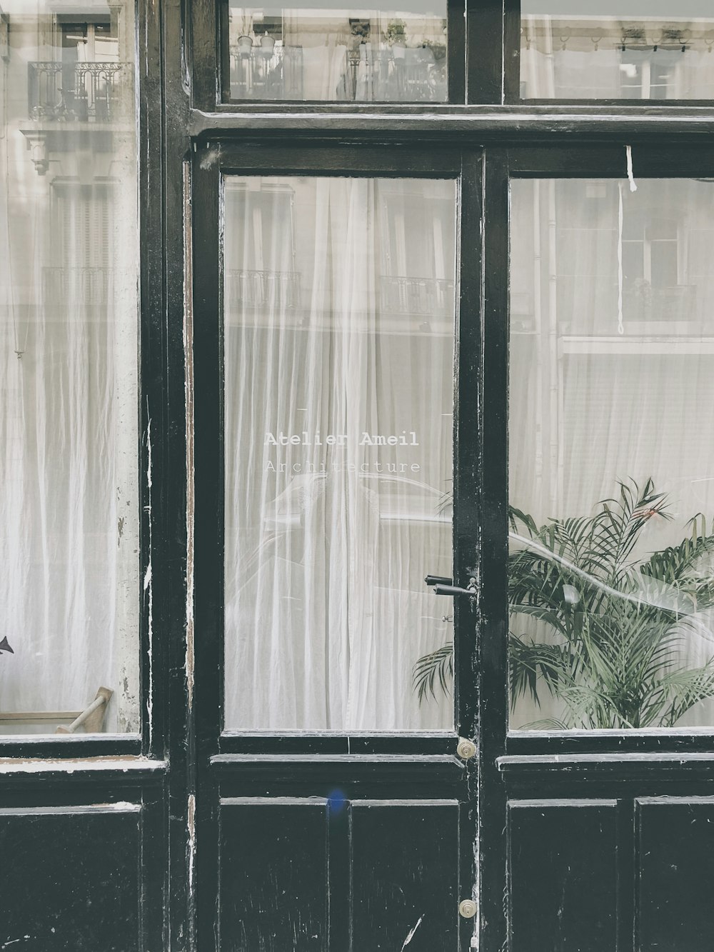 Ventana de cristal con marco de madera negra