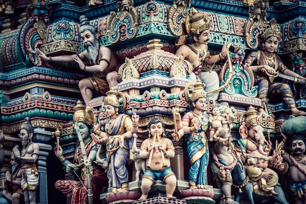 grupo de estatuas de deidades hindúes