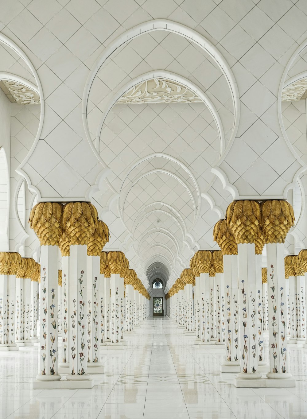 Temple peint en blanc et or