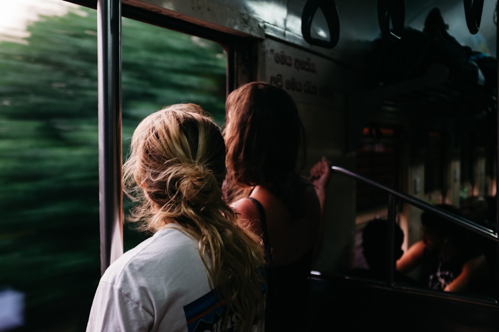 Dos personas de pie en la ventana del tren