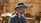 homme portant une veste de costume bleue formelle et un chapeau
