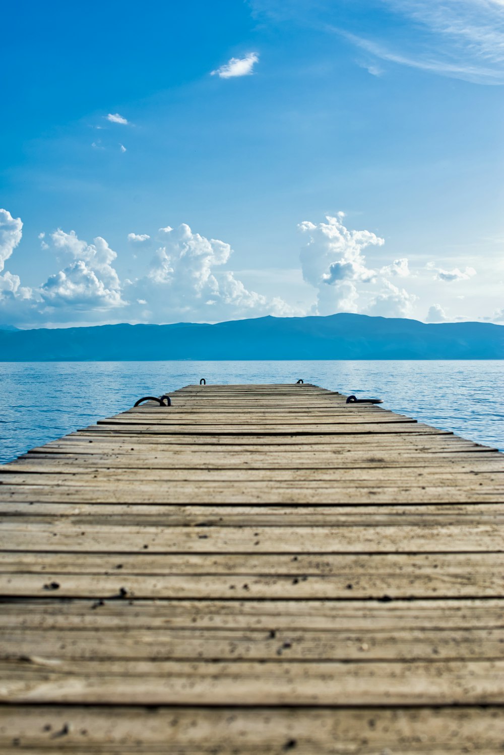 Muelle de madera marrón en el cuerpo de agua