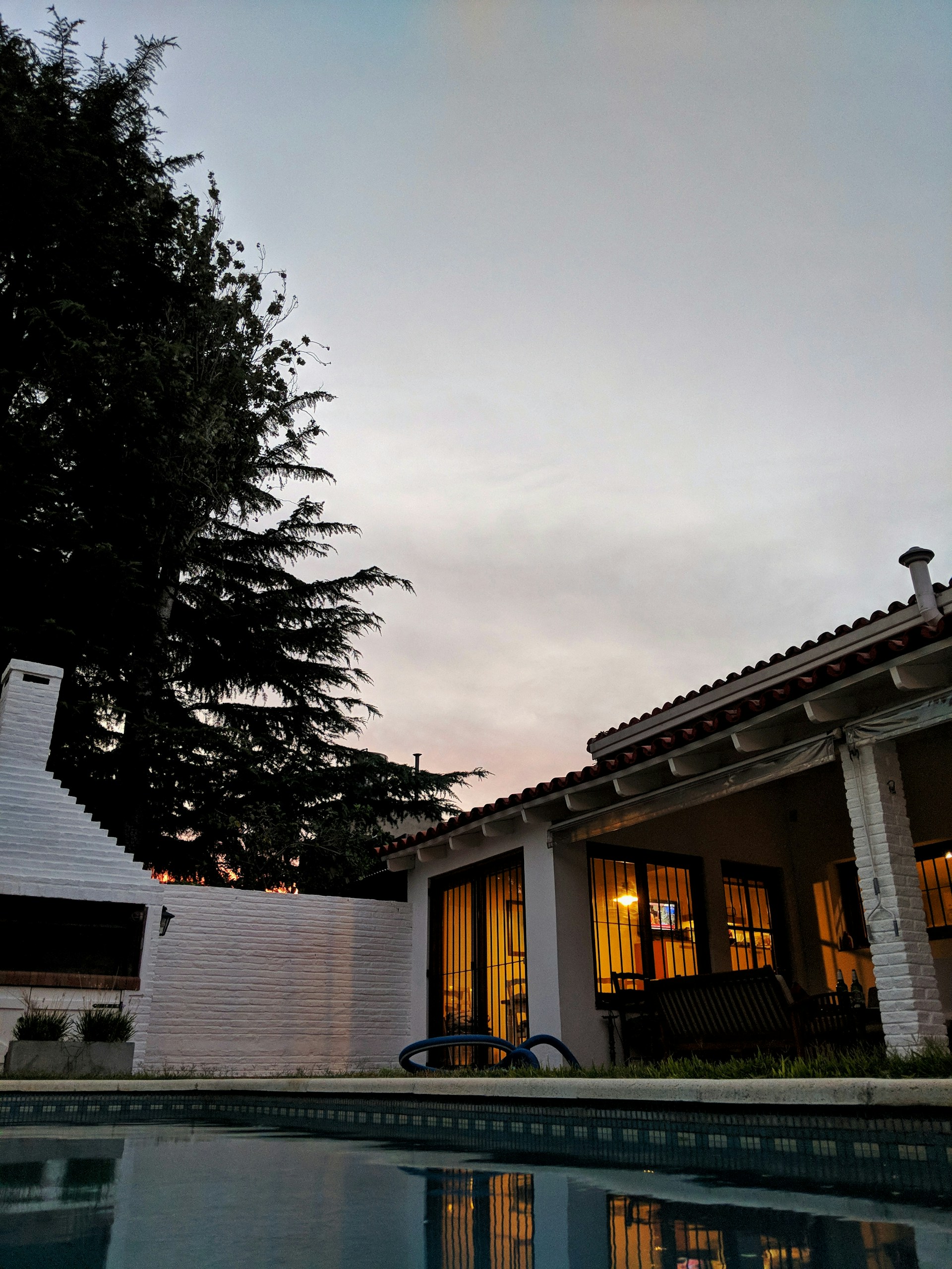 gray computer monitor