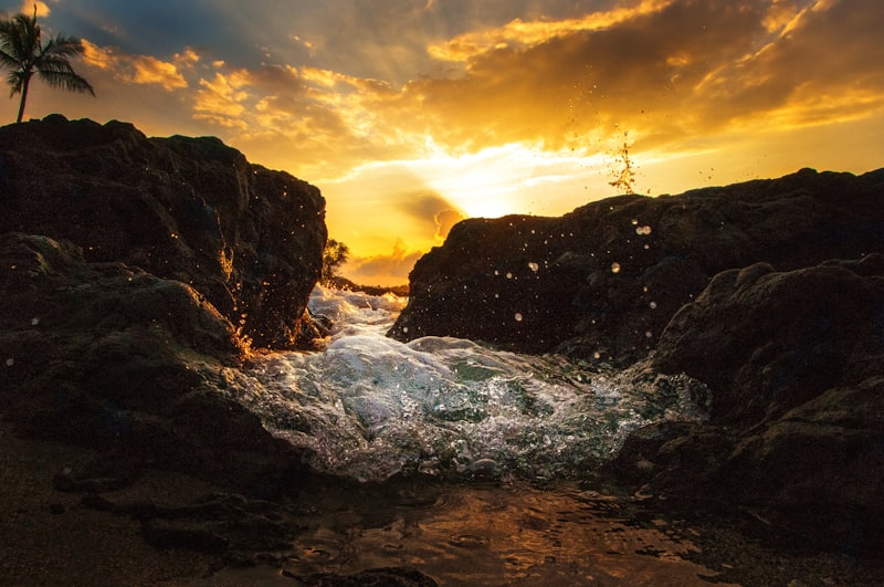 Cascadas entre rocas en Big Island en Hawái
