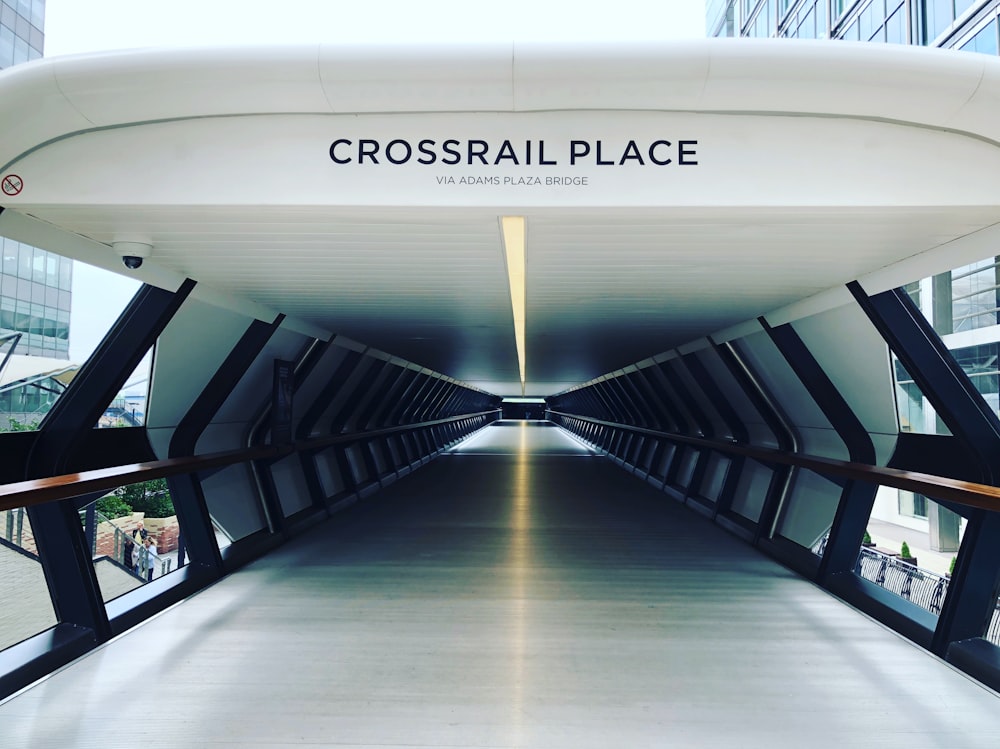 낮 시간 동안 Crossrail Place의 빈 복도