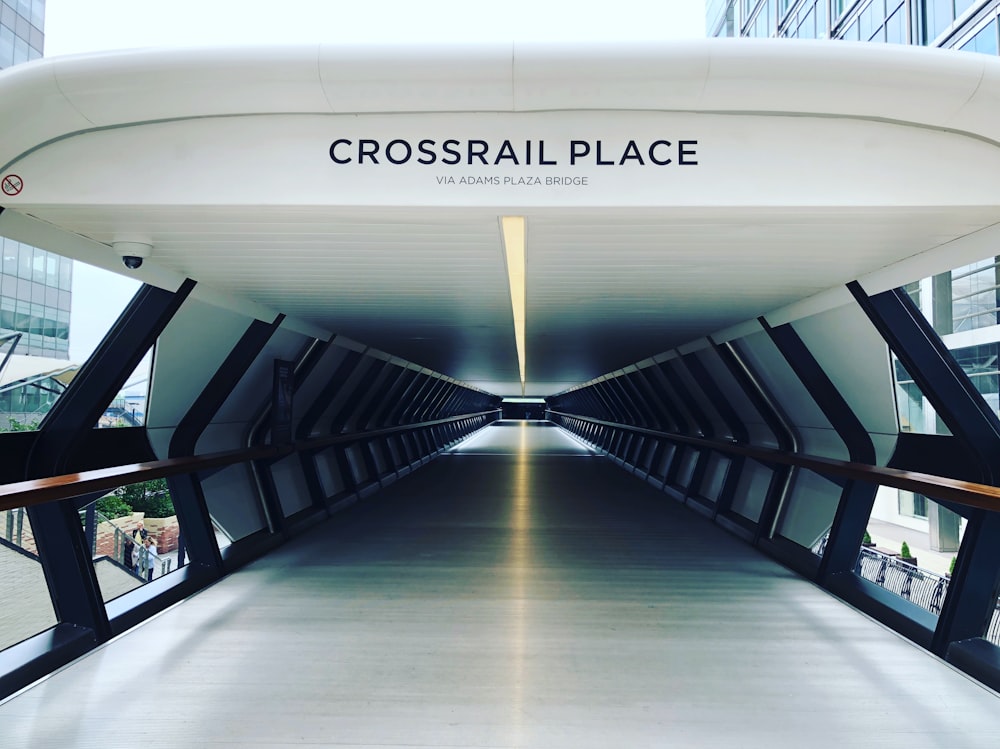 couloir vide à Crossrail Place pendant la journée