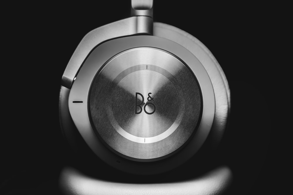 foto de fones de ouvido cinza B&O