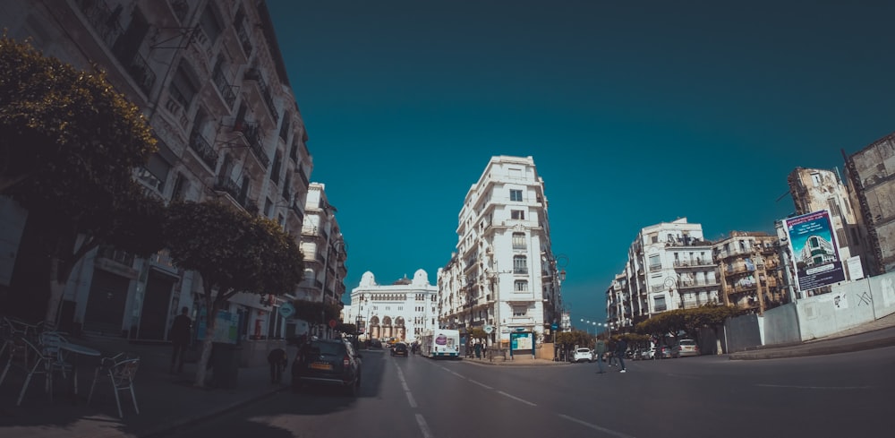 Diferentes vehículos en la carretera cerca de edificios de gran altura durante el día