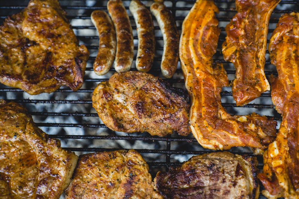 Foto von oben von grillendem Hähnchen und Speck