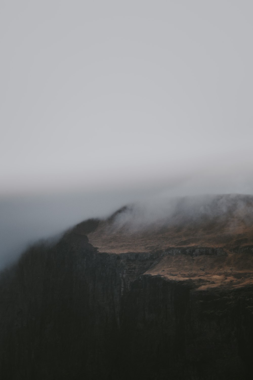 Ein Berg, der an einem bewölkten Tag in Nebel und Wolken gehüllt ist