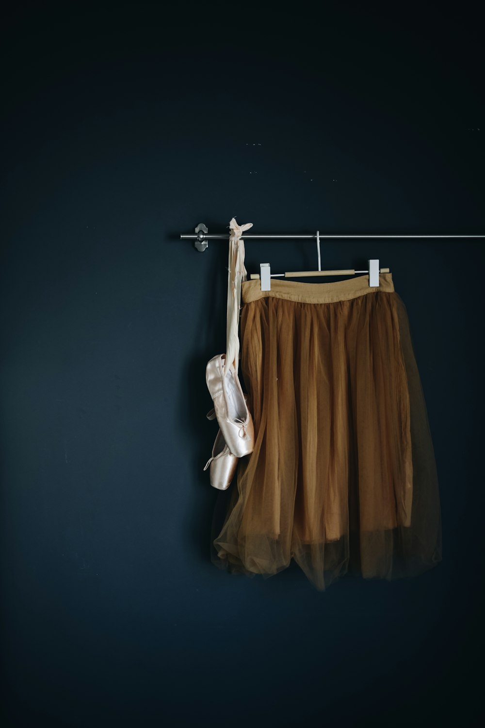 jupe marron accrochée au mur
