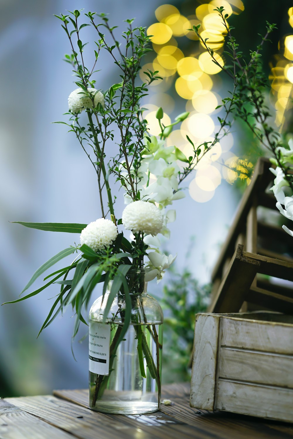 Centro de mesa de flores de pétalos blancos