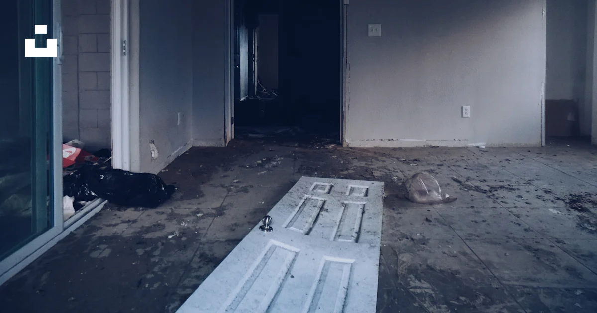 Foto Fotografía de una puerta rota cerca de la habitación – Imagen ...