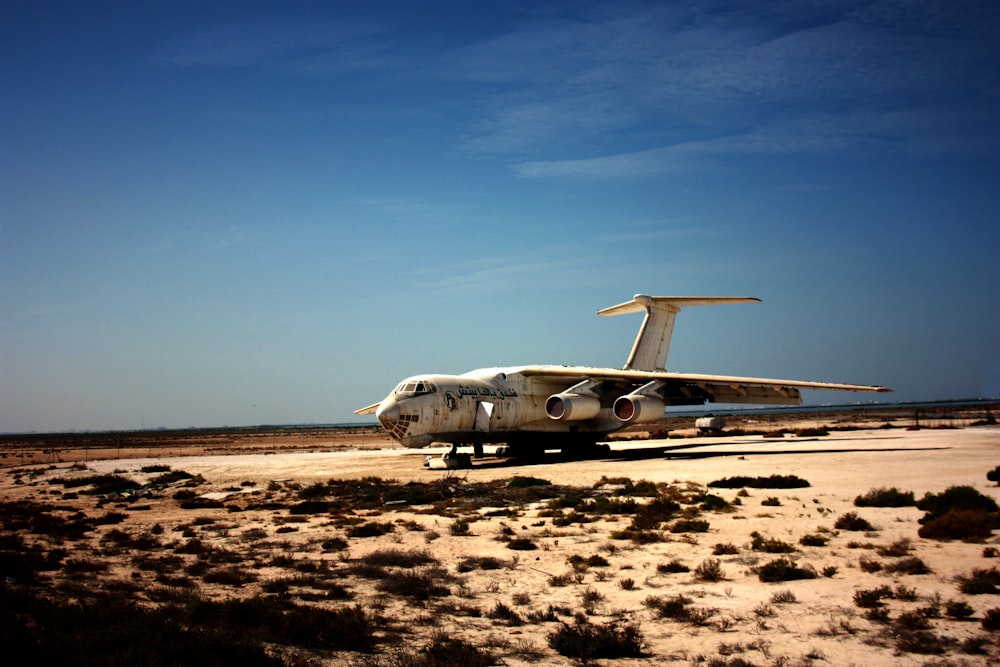 avión de pasajeros blanco bajo el cielo azul durante el día