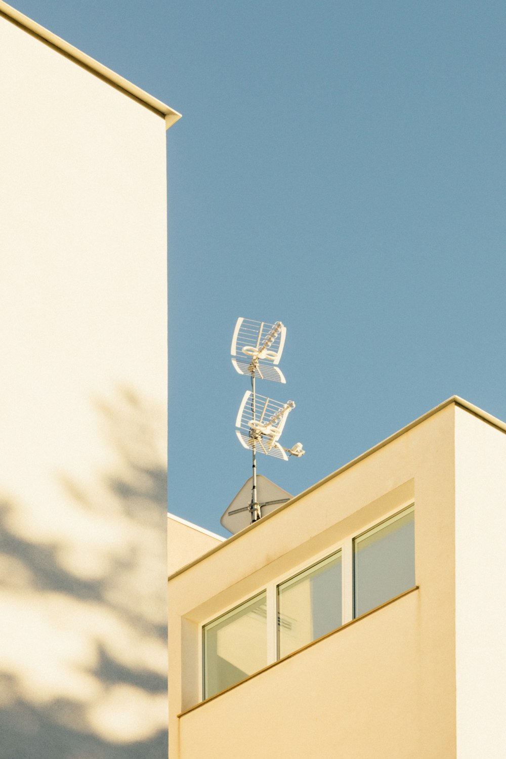 antenna bianca sull'edificio
