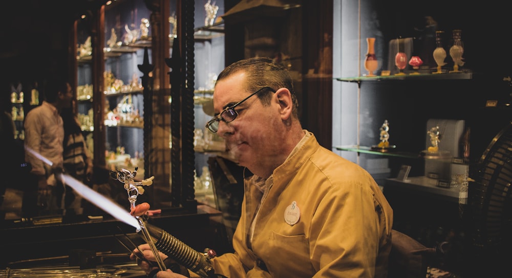 homme faisant une figurine à l’intérieur de la pièce