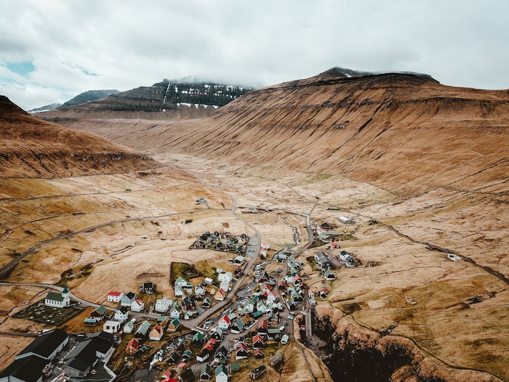 Foto vista superior de casas cercadas por montanha