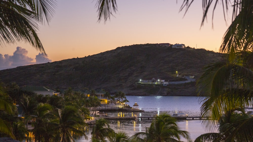 corpo de água perto da montanha e casas