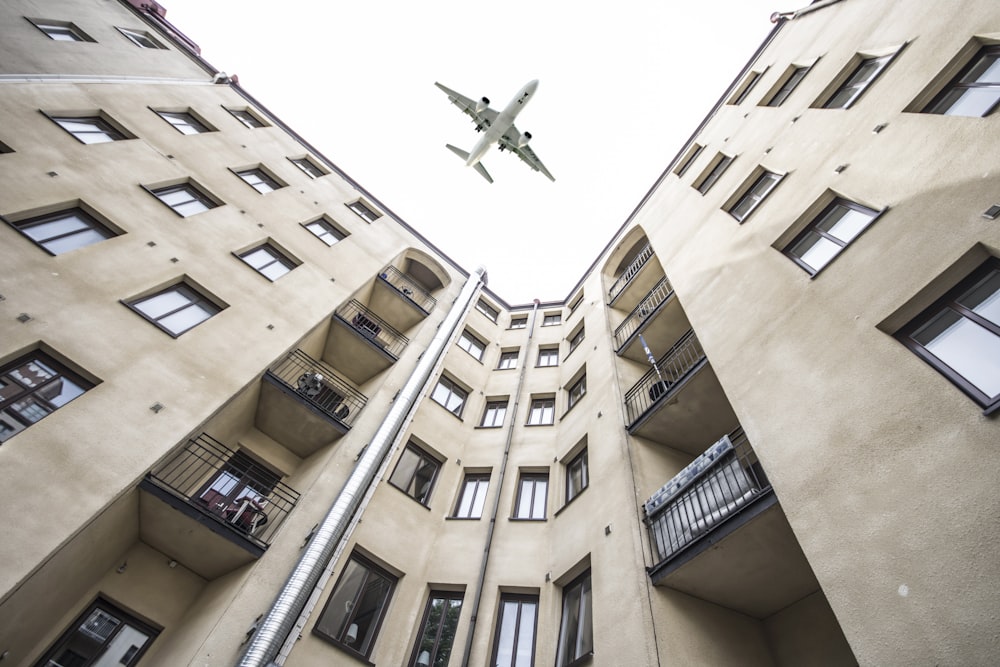 Fotografía a ojo de gusano de un edificio y un avión