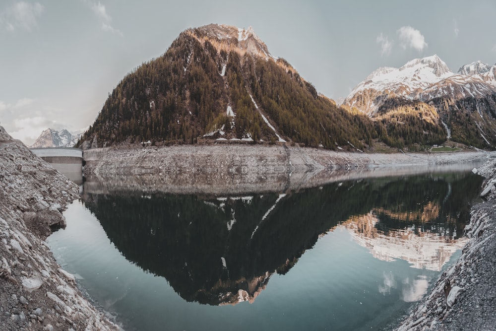 El agua de la montaña refleja la foto del paisaje