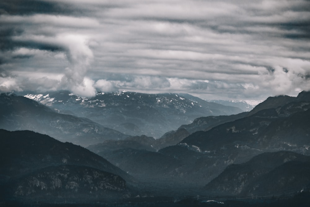 pico de la montaña bajo un cielo en calma