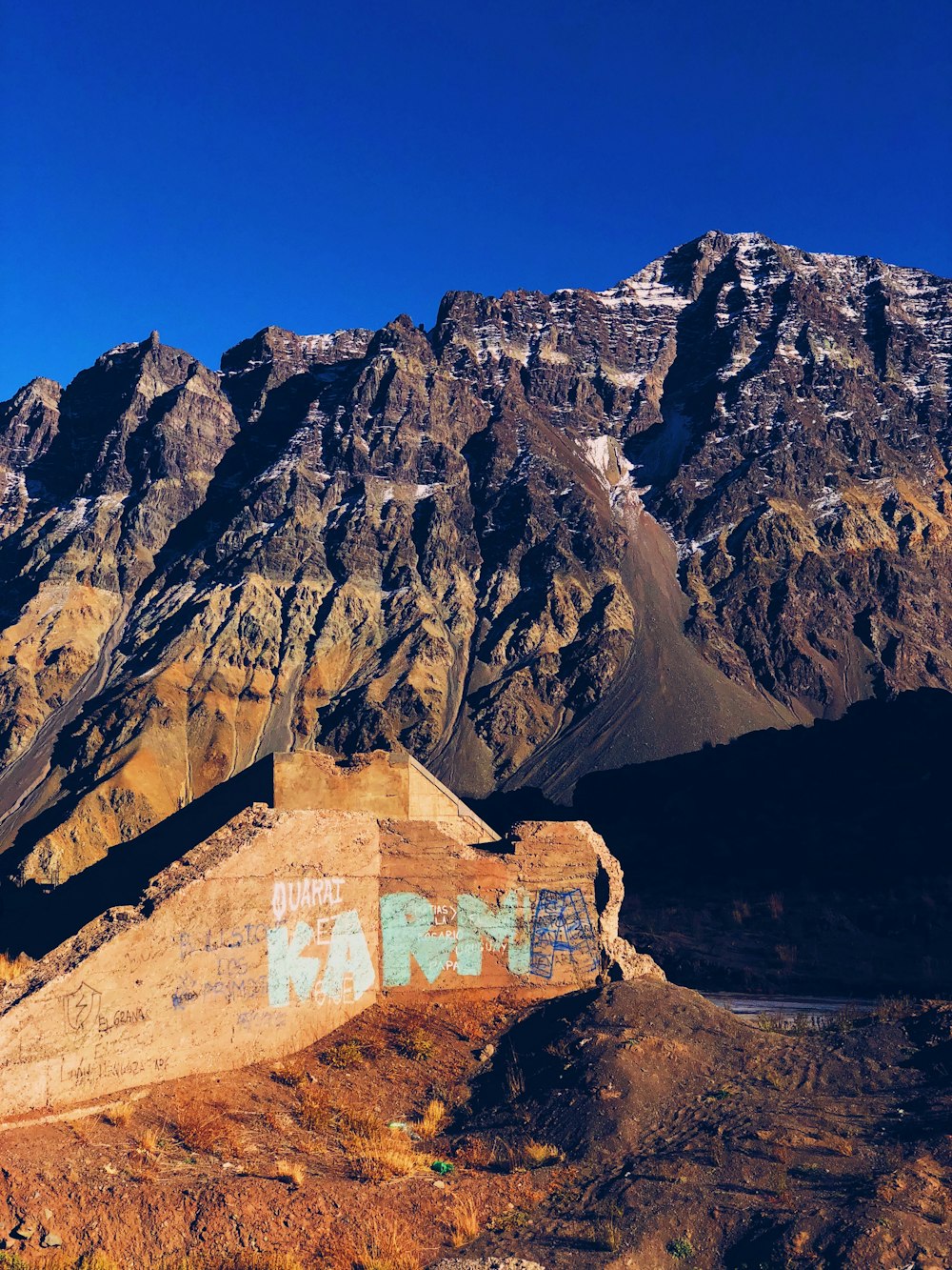 montagna marrone e arancione