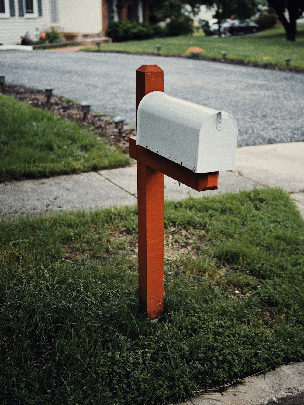 灰色の金属製のメールボックス