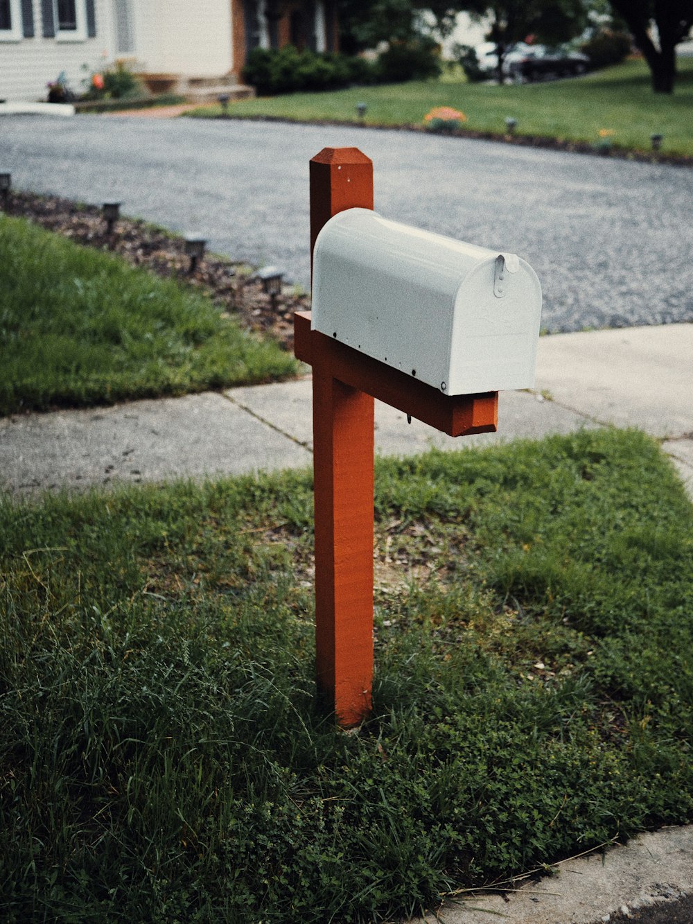 boîte aux lettres en métal gris