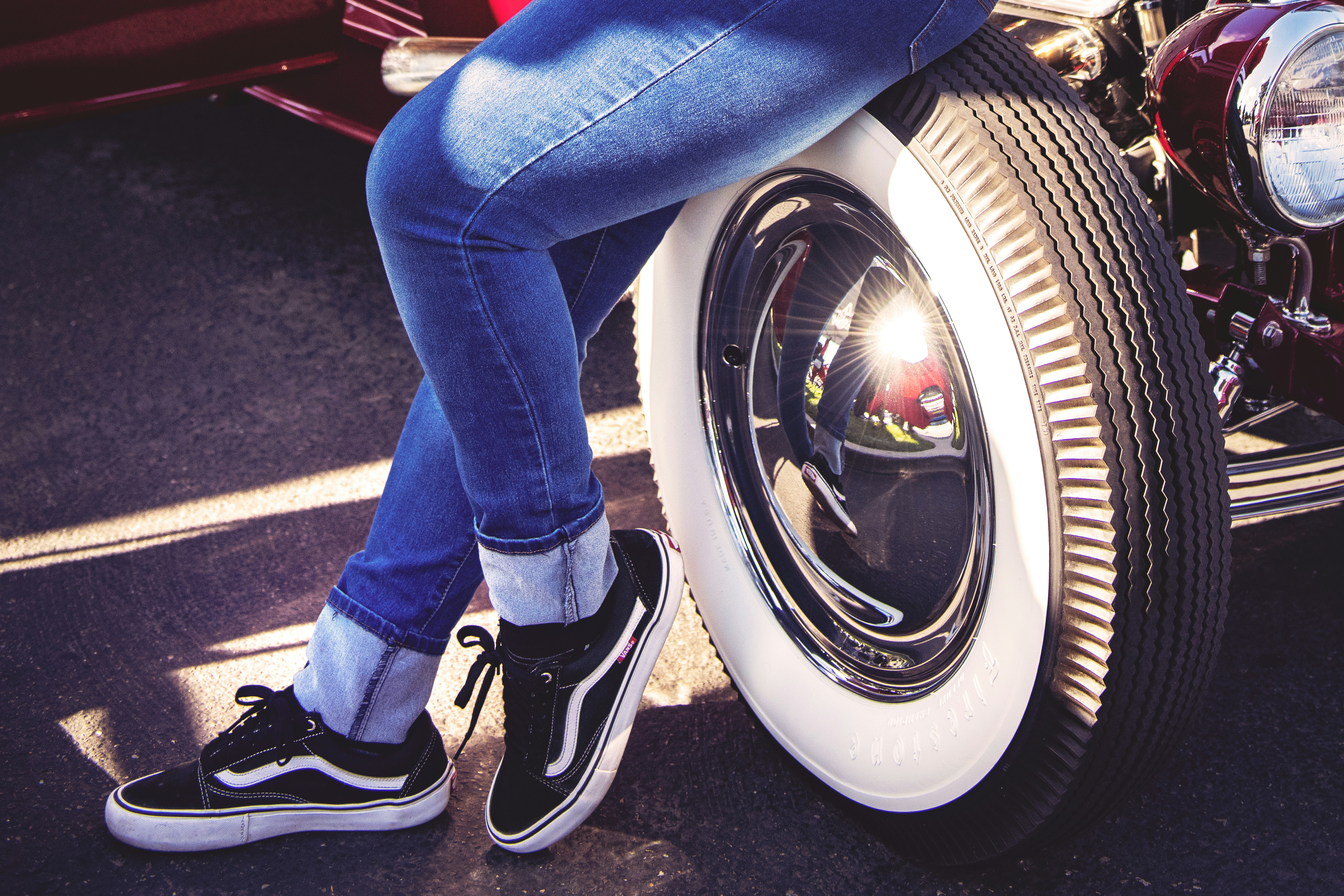 pessoa vestindo jeans azul