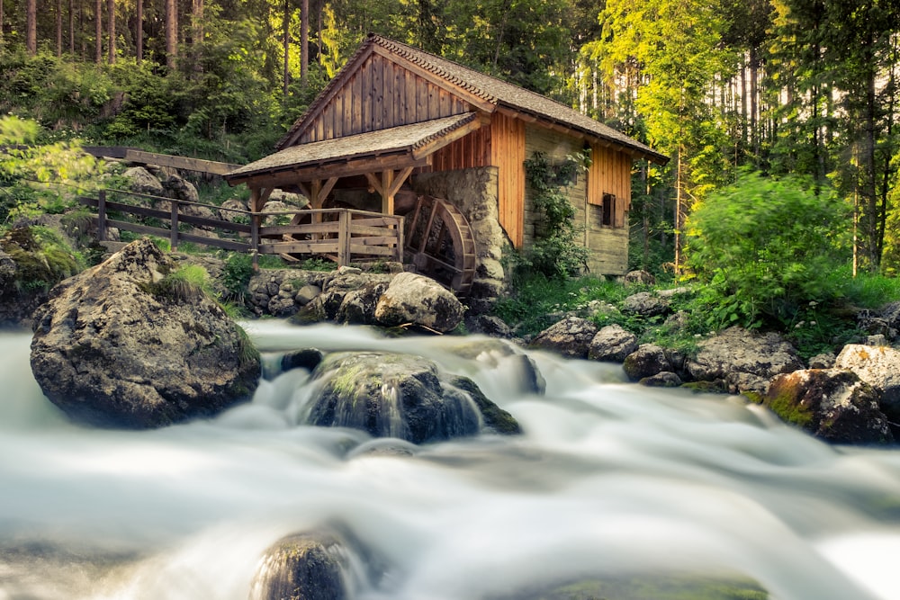 Braunes Holzhaus mit Wassermühle