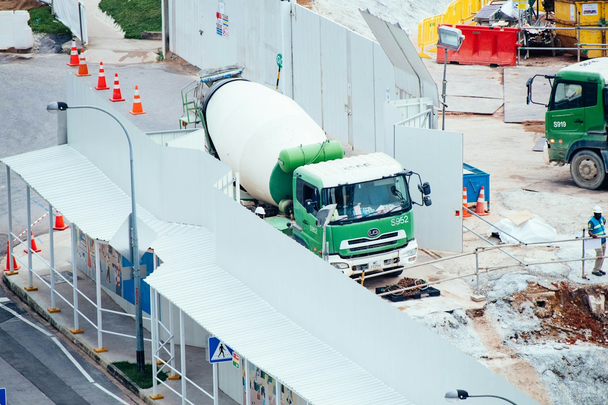 Camião betoneira a descarregar betão numa obra de construção de moradia