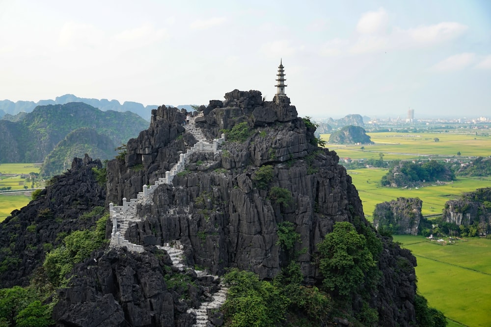 Pagoda marrón y blanco en la cima de la montaña marrón durante el día