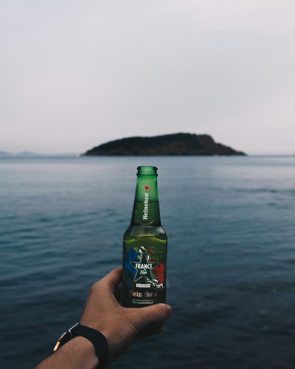 persona que sostiene la botella de Francia