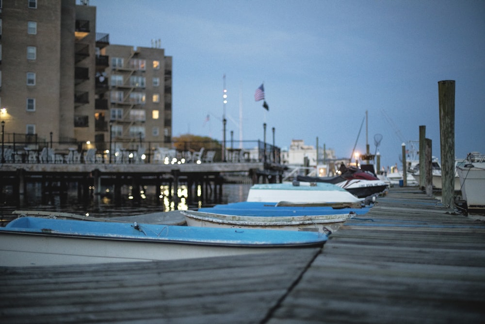 青と白のボートの浅い焦点写真