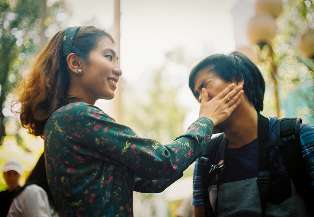 um homem e uma mulher de pé um ao lado do outro