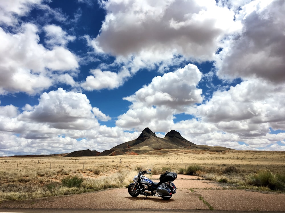 motocicletta da turismo parcheggiata sotto il cielo blu durante il giorno