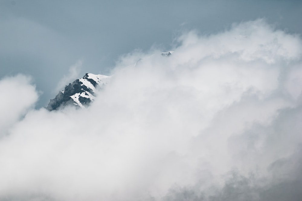 fotografia di paesaggio di nuvole bianche coperte di montagna innevata