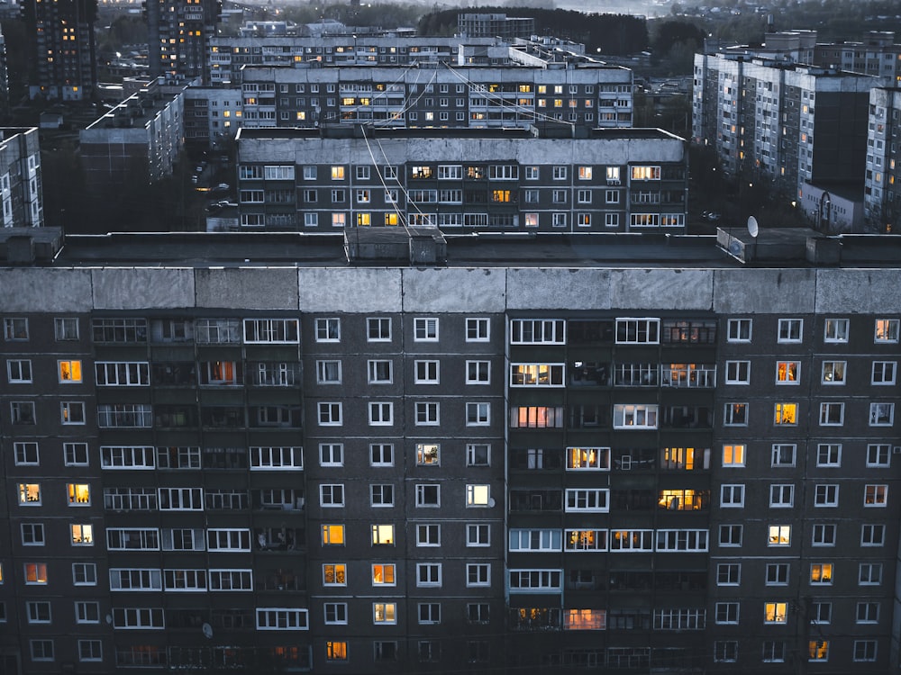 Photographie aérienne d’un bâtiment peint en gris