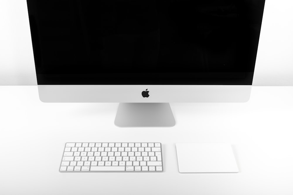 iMac spento sulla scrivania bianca