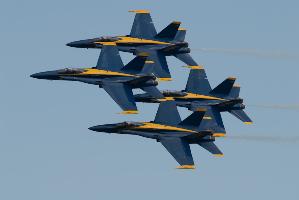 Cuatro aviones de combate azules