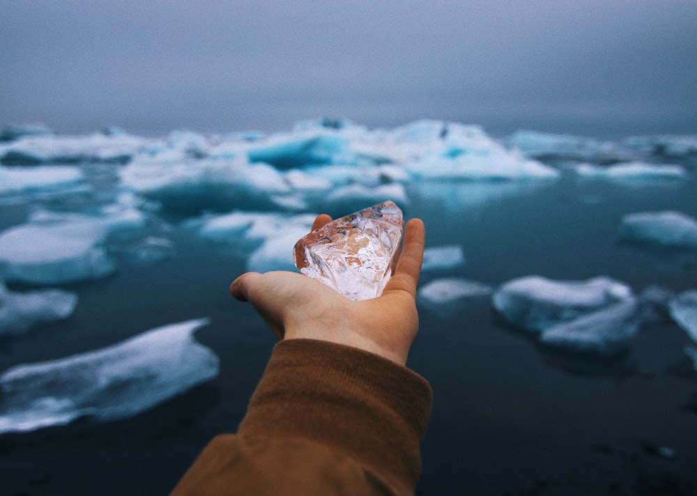 Glace dans la paume de la main de la personne