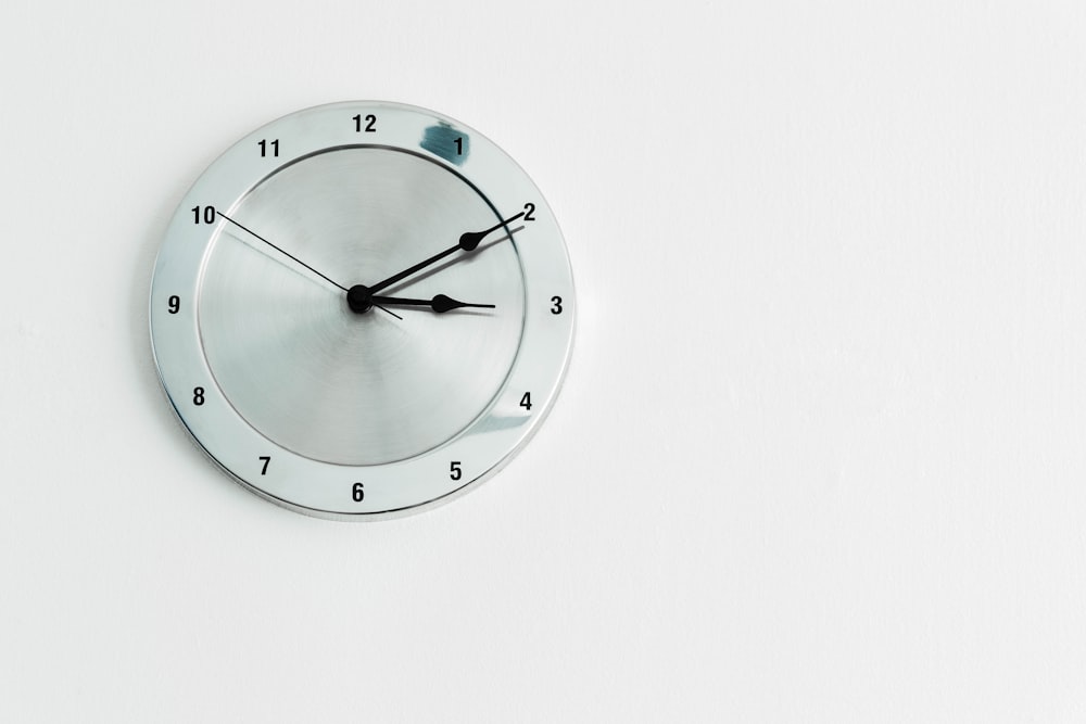 relógio de parede analógico de aço inoxidável redondo exibindo 3:10 tempo