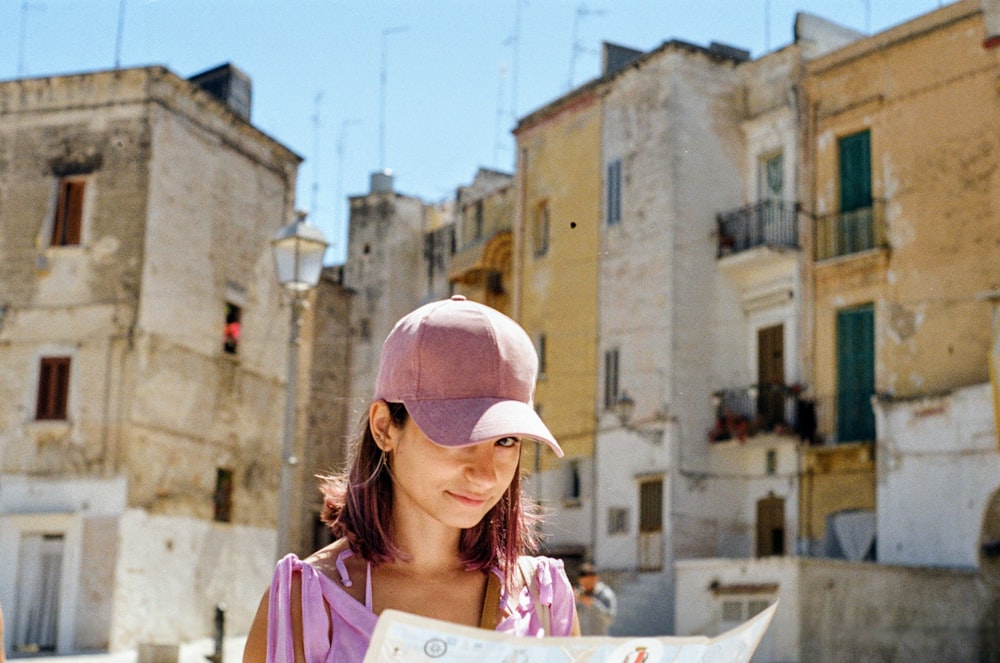 donna che indossa un berretto rosa in città