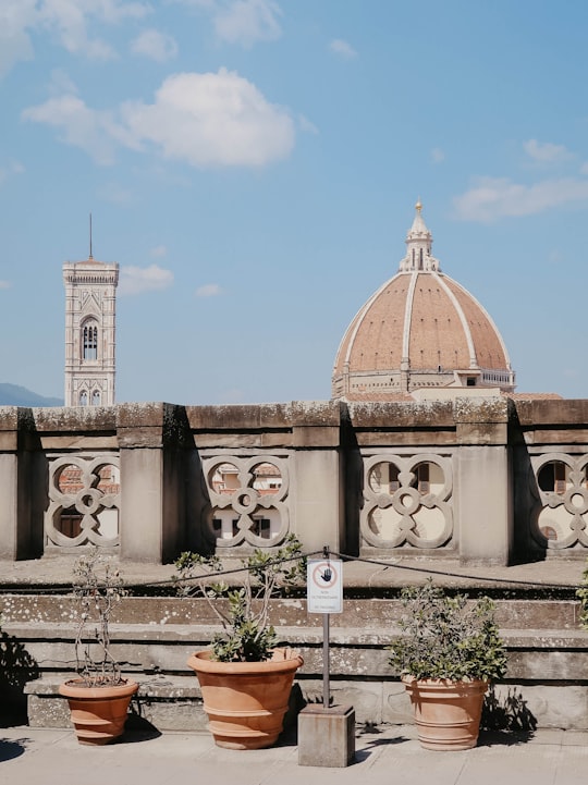 gray concrete fence in Uffizi Gallery Italy