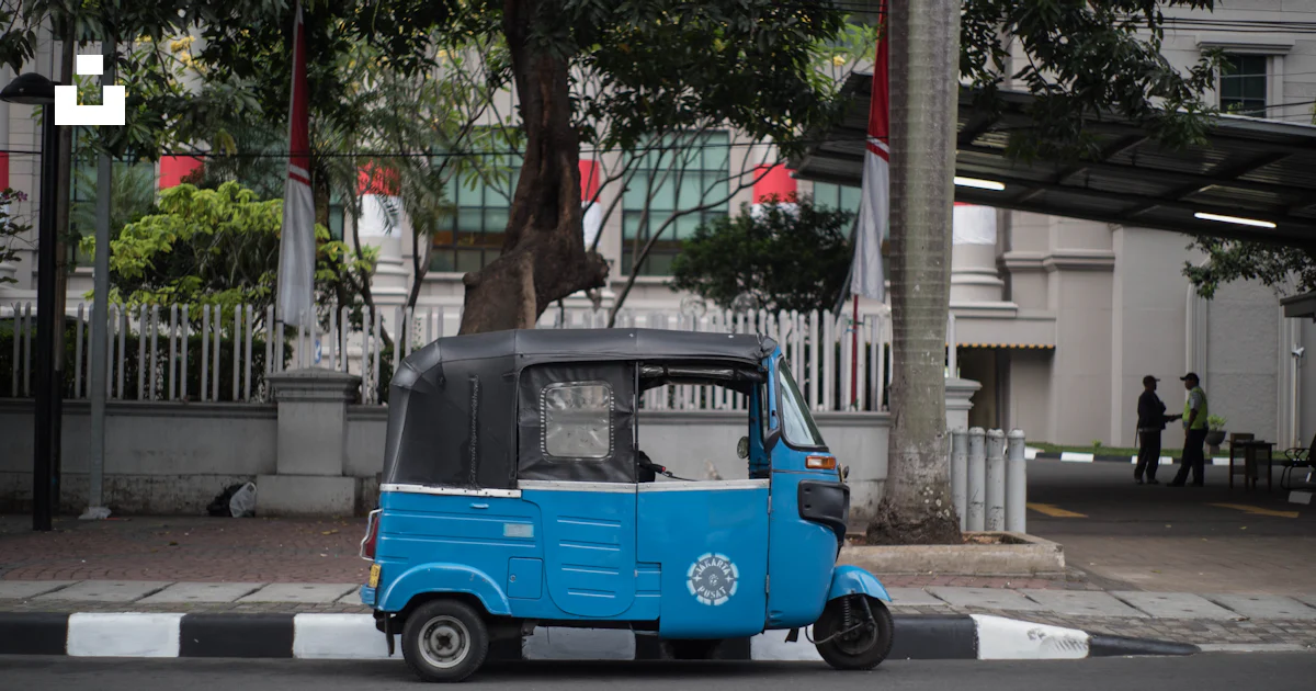 Black and blue auto rickshaw on gray concrete road photo – Free ...